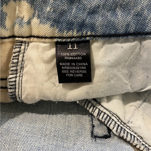 Fire Los Angeles Distressed Jean Shorts Juniors Sz 11 Pink & White Aztec Pattern - Picture 4 of 7